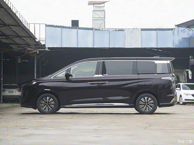 一汽红旗 红旗HQ9 PHEV 2024款 20TD 基本型 一汽红旗 红旗HQ9 PHEV 2024款 20TD 基本型