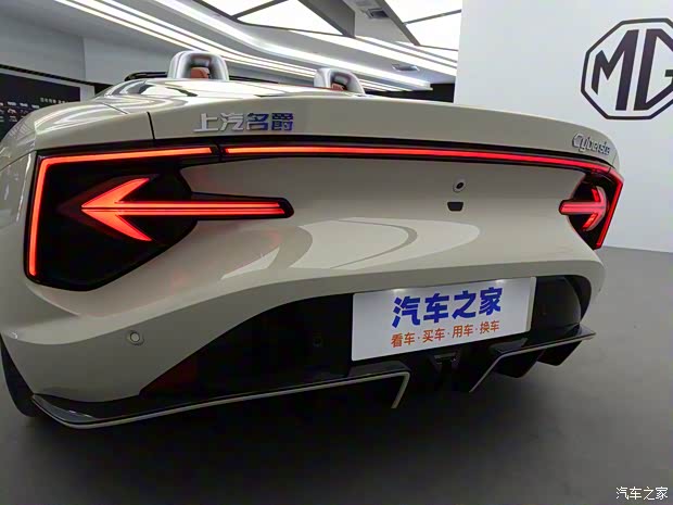 上汽集团 MG Cyberster 2024款 520km 传奇四驱红篷版 上汽集团 MG Cyberster 2024款 520km 传奇四驱红篷版