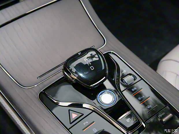 比亚迪 汉 2024款 EV 荣耀版 715KM前驱旗舰型 比亚迪 汉 2024款 EV 荣耀版 715KM前驱旗舰型