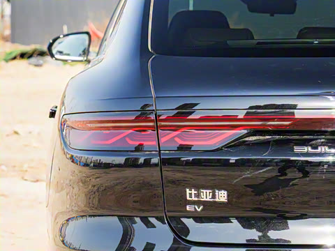 2025款 EV 智驾版 605KM尊荣型 2025款 EV 智驾版 605KM尊荣型