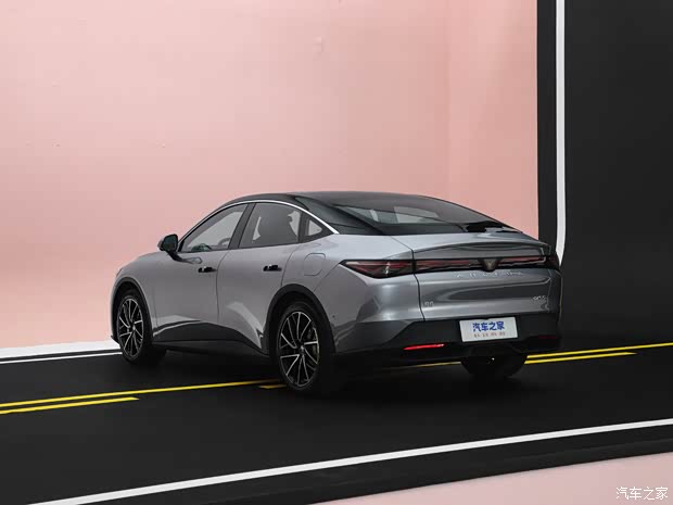 北汽新能源 极狐 阿尔法S5 2024款 双电机 390kW 北汽新能源 极狐 阿尔法S5 2024款 双电机 390kW