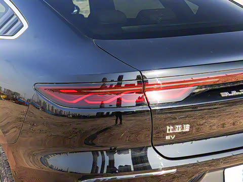 2025款 EV 智驾版 605KM尊荣型 2025款 EV 智驾版 605KM尊荣型