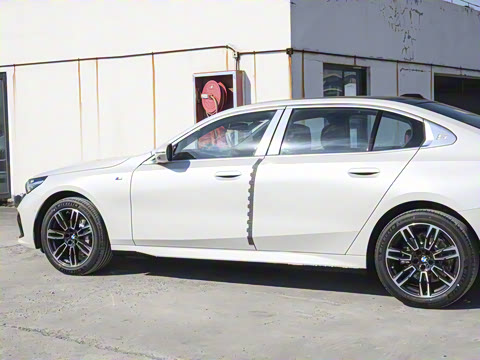 2025款 530Li 领先型 M运动套装 2025款 530Li 领先型 M运动套装
