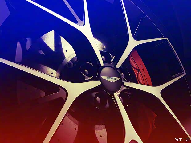 阿斯顿·马丁 阿斯顿·马丁DBX 2025款 4.0T V8 707