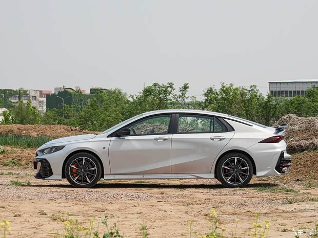 广汽乘用车 影豹 2024款 400T 自动 R PRO版 广汽乘用车 影豹 2024款 400T 自动 R PRO版