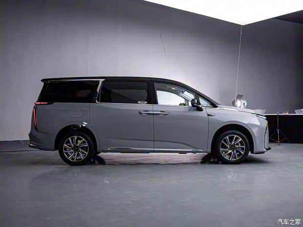 上汽大通 大家9 2024款 超混 超長(zhǎng)續(xù)航版 7座 高配