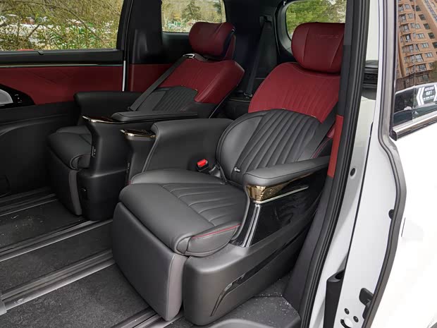 广汽乘用车 传祺M8 2024款 宗师系列 400T 先锋 广汽乘用车 传祺M8 2024款 宗师系列 400T 先锋