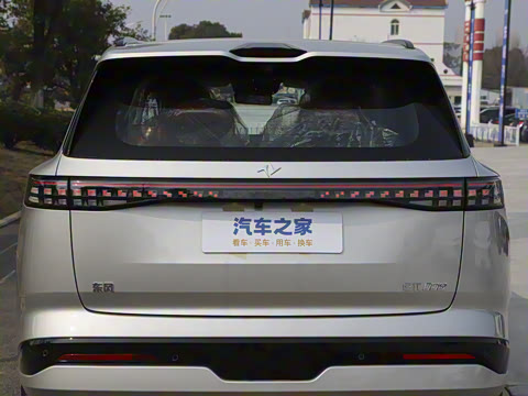 2025款 210Ultra增程版 6座 2025款 210Ultra增程版 6座