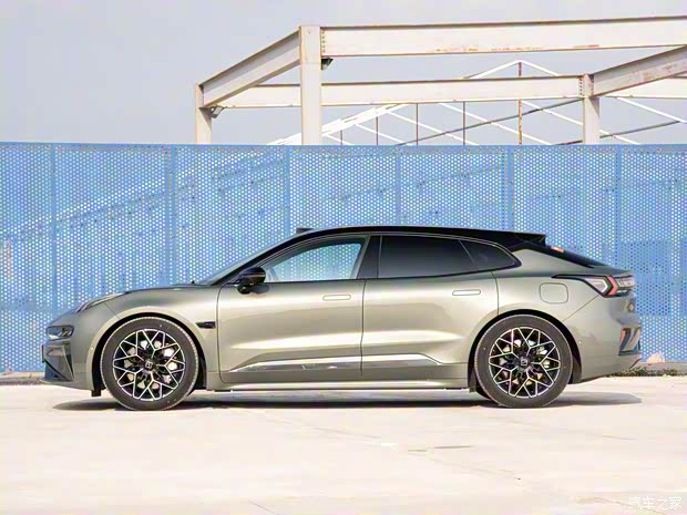 极氪 极氪001 2024款 三元锂 双电机 极氪 极氪001 2024款 三元锂 双电机