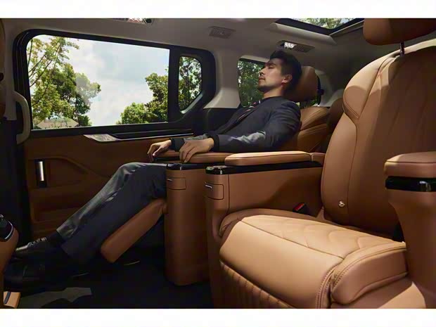 上汽大通 大通G10 2025款 MAX 2.0T 自動(dòng)行政版 汽油 7座