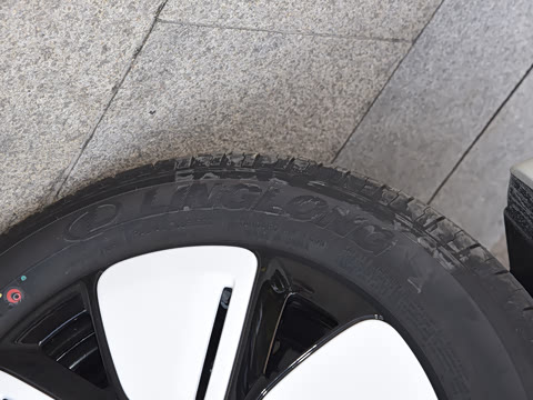 2025款 四门版 臻享+款 2025款 四门版 臻享+款