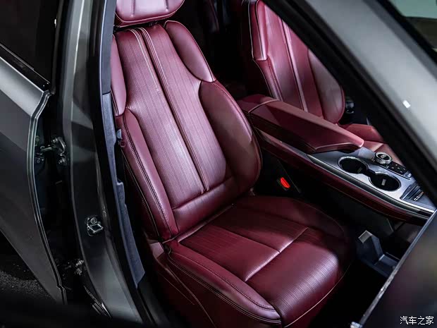 上汽通用凱迪拉克 凱迪拉克XT5 2025款 2.0T 四驅(qū)尊貴型