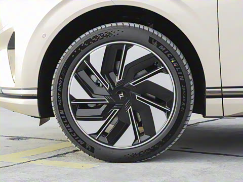 2025款 210Max增程版 5座 2025款 210Max增程版 5座