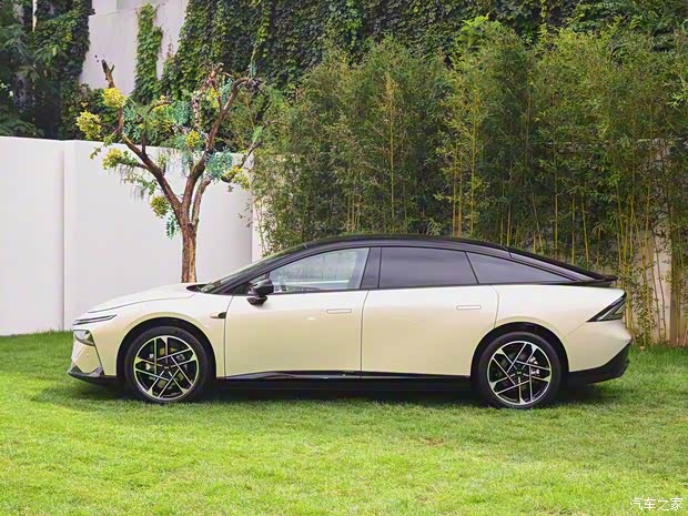 小鹏汽车 小鹏P7+ 2024款 230kw 小鹏汽车 小鹏P7+ 2024款 230kw