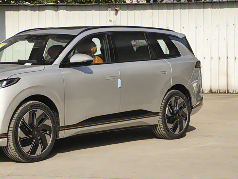 2025款 636Max纯电版 5座 2025款 636Max纯电版 5座