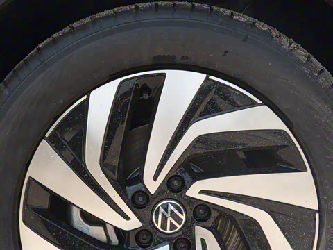 2024款 出众款 330TSI 自动两驱R-Line龙耀版 2024款 出众款 330TSI 自动两驱R-Line龙耀版