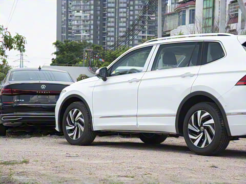 2024款 出众款 330TSI 自动两驱R-Line龙耀版 2024款 出众款 330TSI 自动两驱R-Line龙耀版