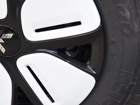 2025款 四门版 臻享+款 2025款 四门版 臻享+款