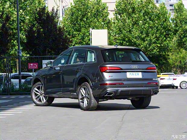 奥迪(进口) 奥迪Q7 2024款 45 TFSI quattro S line运动型 奥迪(进口) 奥迪Q7 2024款 45 TFSI quattro S line运动型