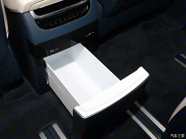 极氪 极氪009 2024款 七座过道版四驱 108kWh