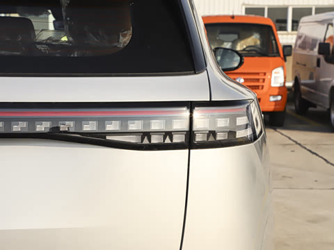 2025款 210Max增程版 5座 2025款 210Max增程版 5座