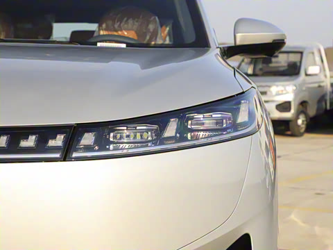 2025款 210Max增程版 5座 2025款 210Max增程版 5座