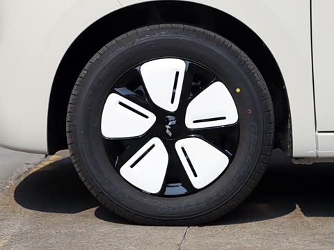 2025款 四门版 301km 臻享+款 2025款 四门版 301km 臻享+款