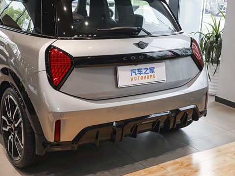 2025款 2.0T COOPER S 赛车手 三门版 2025款 2.0T COOPER S 赛车手 三门版