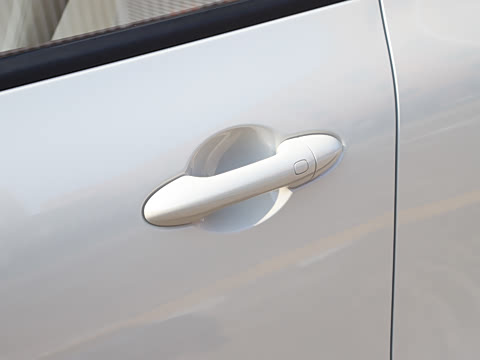 2025款 四门版 301km 臻享+款 2025款 四门版 301km 臻享+款