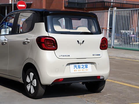 2025款 四门版 301km 臻享+款 2025款 四门版 301km 臻享+款