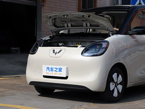 2025款 四门版 301km 臻享+款 2025款 四门版 301km 臻享+款