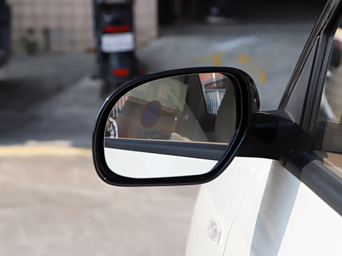 2025款 四门版 301km 臻享+款 2025款 四门版 301km 臻享+款