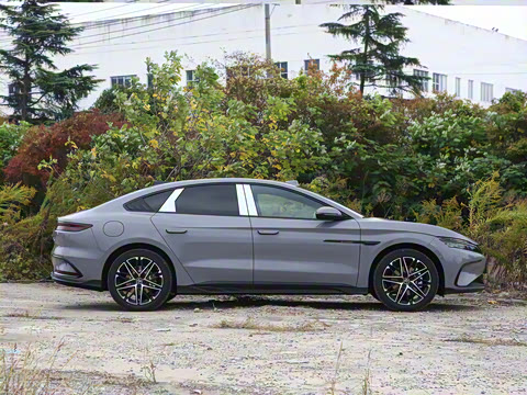 2025款 EV 智驾版 635KM激光雷达旗舰型 2025款 EV 智驾版 635KM激光雷达旗舰型