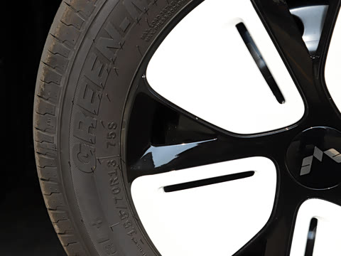 2025款 四门版 301km 臻享+款 2025款 四门版 301km 臻享+款