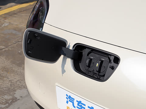 2025款 四门版 301km 臻享+款 2025款 四门版 301km 臻享+款