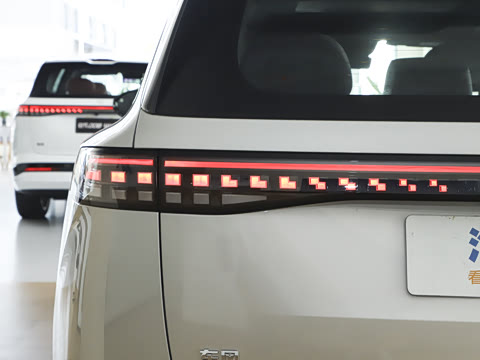 2025款 210Ultra智驾版 5座 2025款 210Ultra智驾版 5座