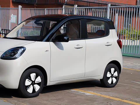 2025款 四门版 301km 臻享+款 2025款 四门版 301km 臻享+款