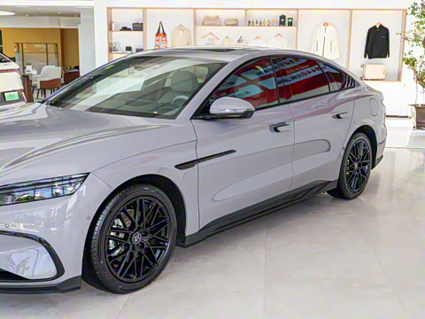 2025款 DM-i 智驾版 245KM尊荣型 2025款 DM-i 智驾版 245KM尊荣型