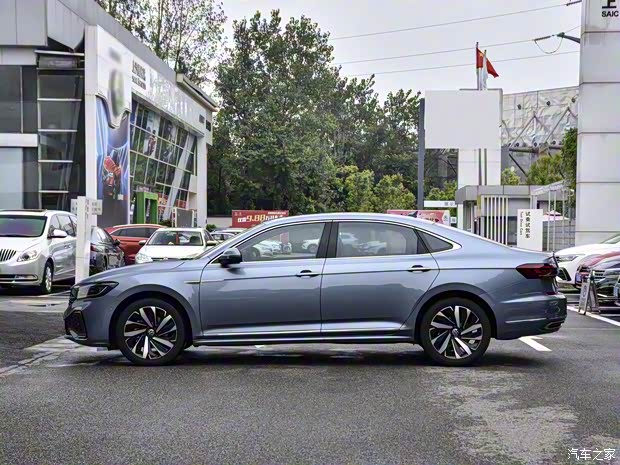 上汽大众 帕萨特 2022款 330TSI 星空尊贵版 上汽大众 帕萨特 2022款 330TSI 星空尊贵版