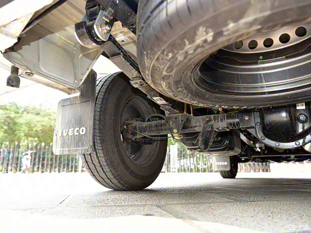 南京依維柯 Turbo Daily 2017款 2.8T A35客車中頂11座43S5