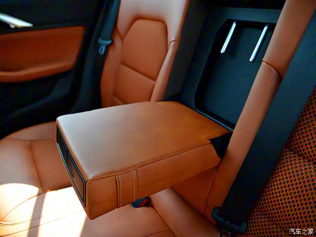 英菲尼迪(进口) 英菲尼迪QX30 2017款 2.0T 四驱中配型