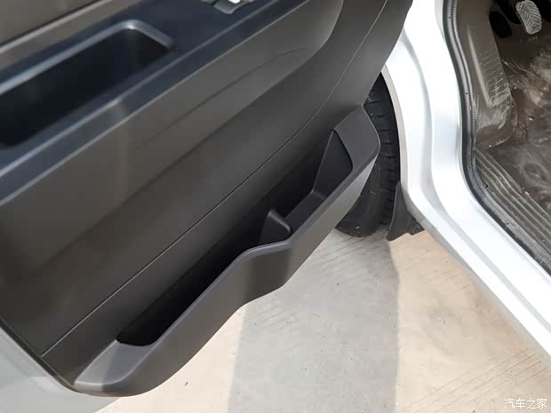 上汽通用五菱 五菱荣光新卡 2021款 1.8L基本型单排双后轮LJ479Q6 上汽通用五菱 五菱荣光新卡 2021款 1.8L基本型单排双后轮LJ479Q6