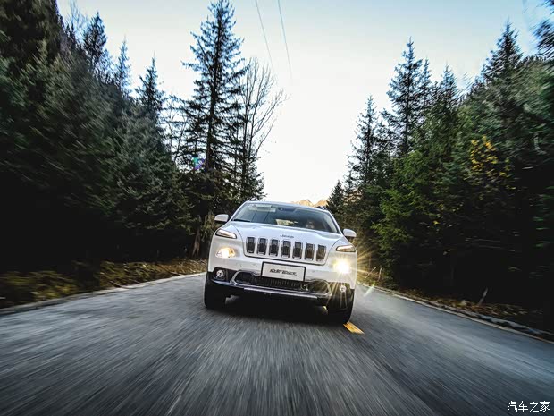 广汽菲克Jeep 自由光 2016款 2.4L 全能版 广汽菲克Jeep 自由光 2016款 2.4L 全能版