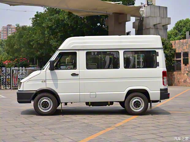 南京依維柯 Turbo Daily 2017款 2.8T A35客車中頂11座43S5