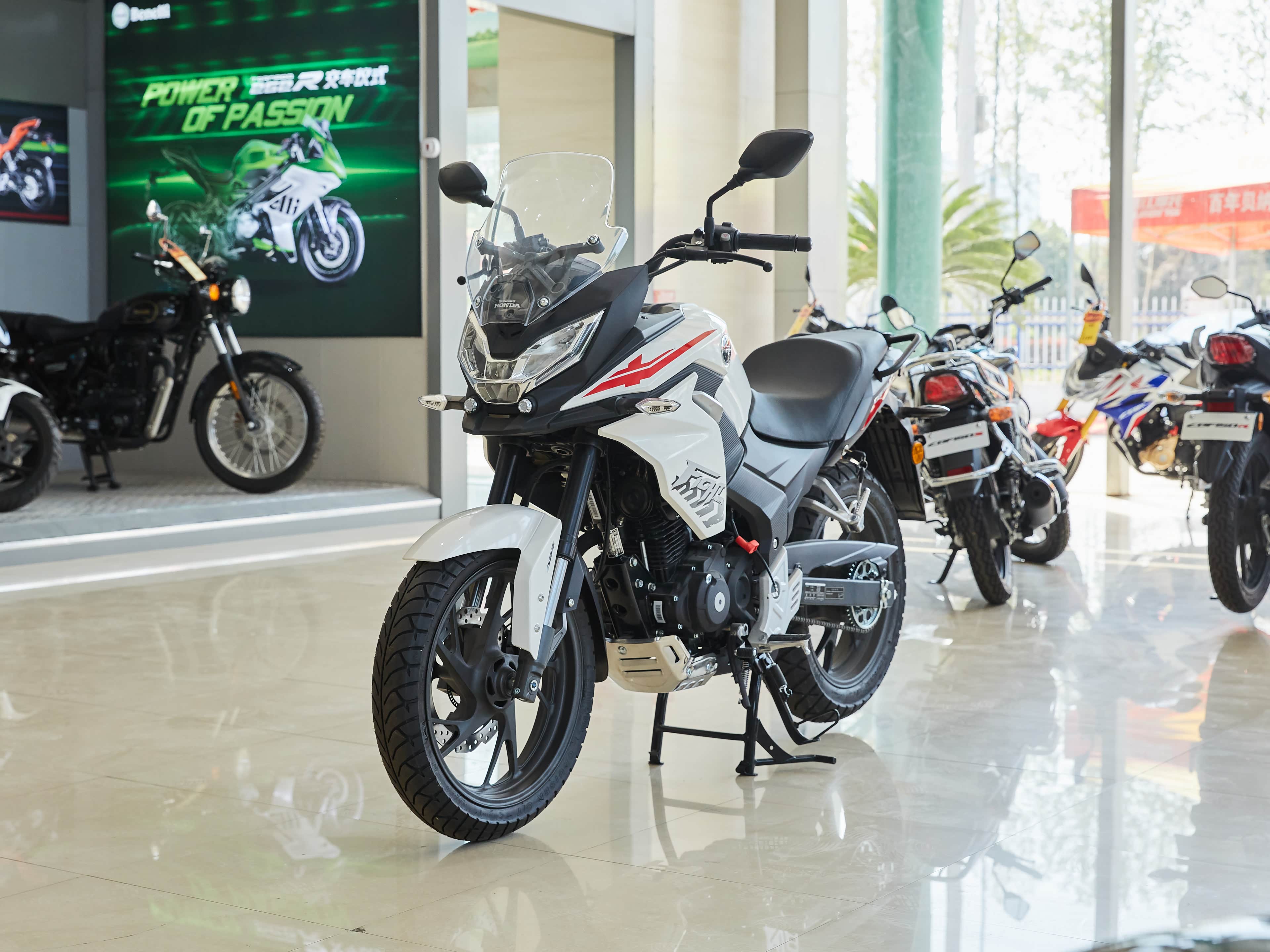 HONDA CBF190X (新大州本田） Honda CBF190X Fighthawk: uma moto 'crossover' moderna e prática
