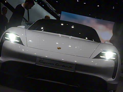 2019�� Taycan Turbo S