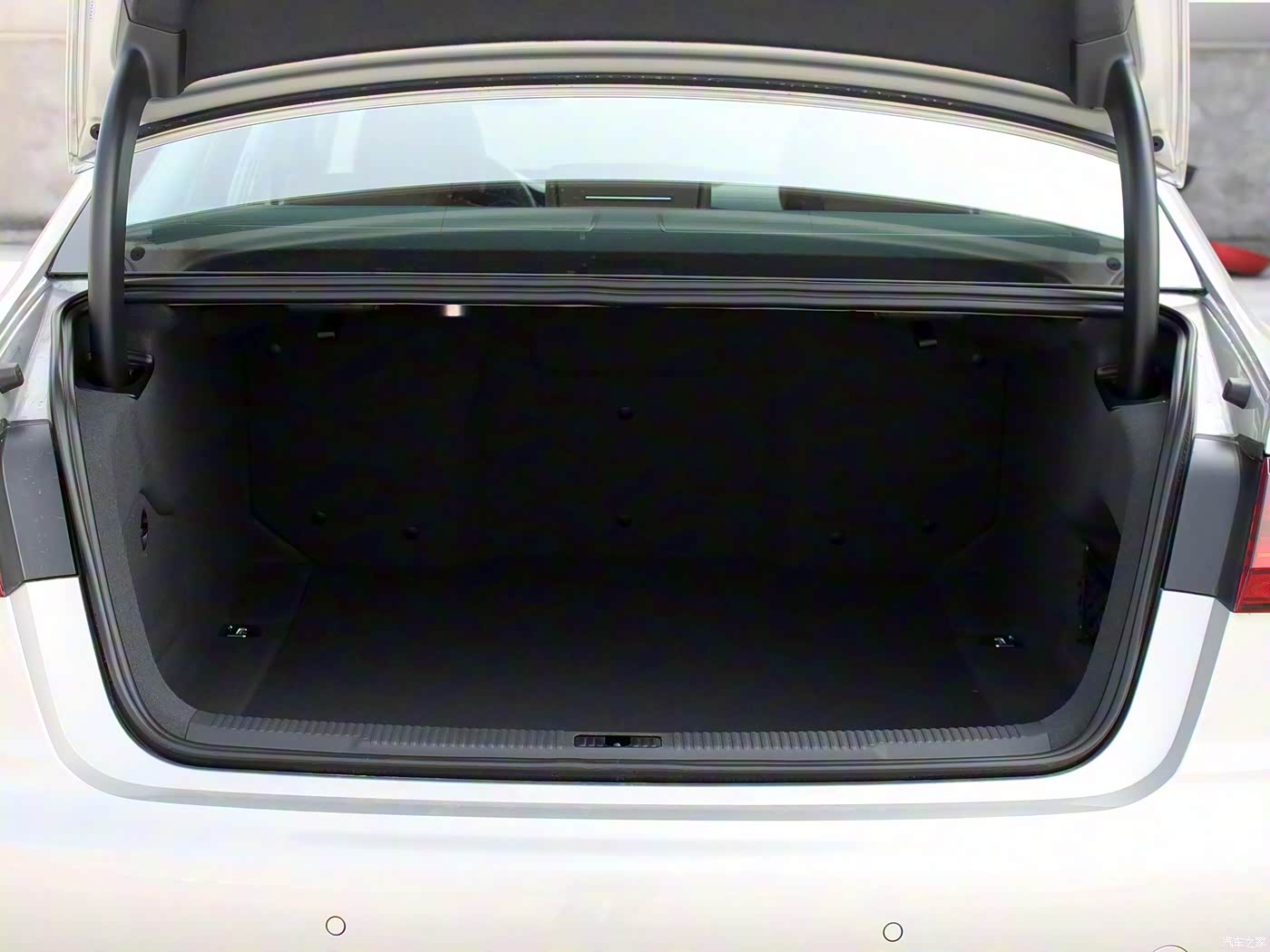 中控(245张)座椅(263张)展开全部外观颜色:内饰颜色:黑色/牛轧糖棕