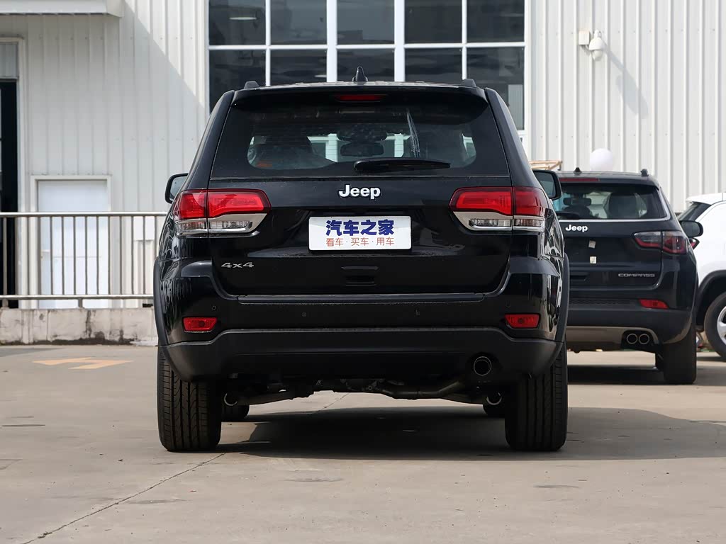 Jeep Grand Cherokee IV (WK2) Рестайлинг, Внедорожник 5 дв. Arctic Trucks: фото поколения