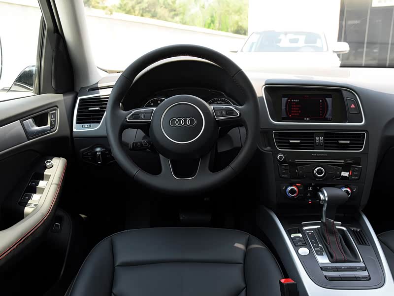 奥迪q5 2016款 40 tfsi 特别版 中控方向盘 分类: 外观颜色: 内饰颜色