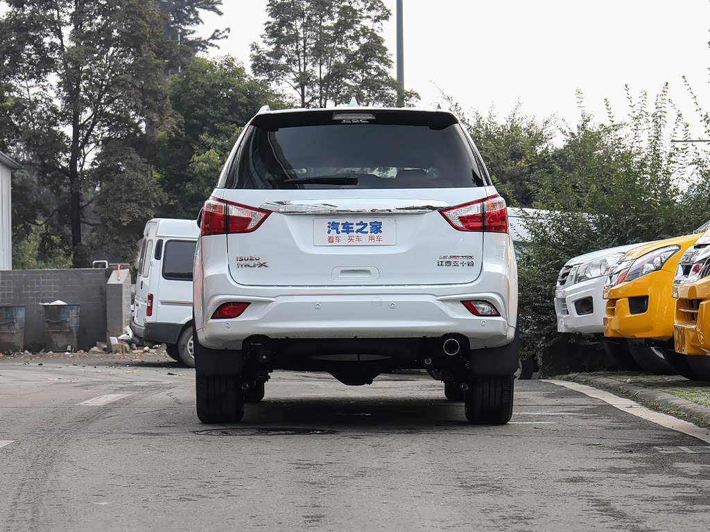 Isuzu MU-X I Рестайлинг, Внедорожник 5 дв.: фото поколения